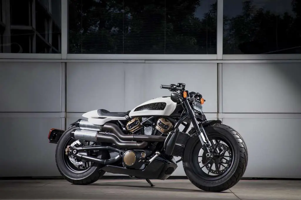 2021-Harley-Davidson-Custom001