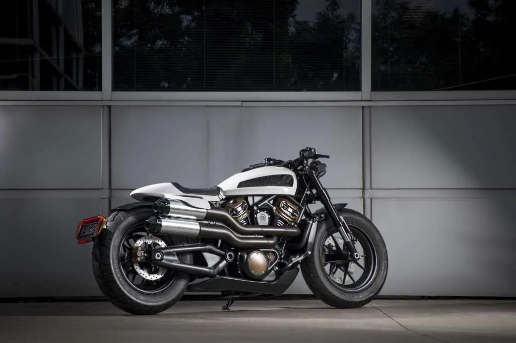 2021-Harley-Davidson-Custom002