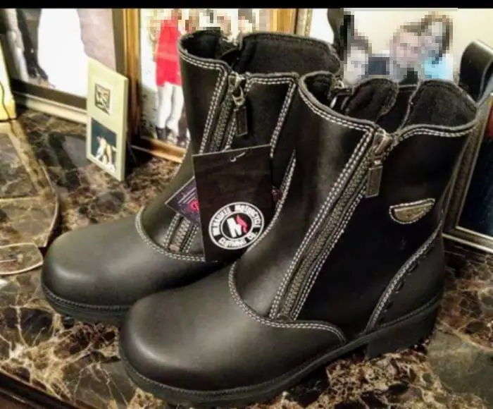 Ladies low-rise street boots with smooth panels on the toes and a thick heel. The front of the upper zips down. Milwaukee brand.