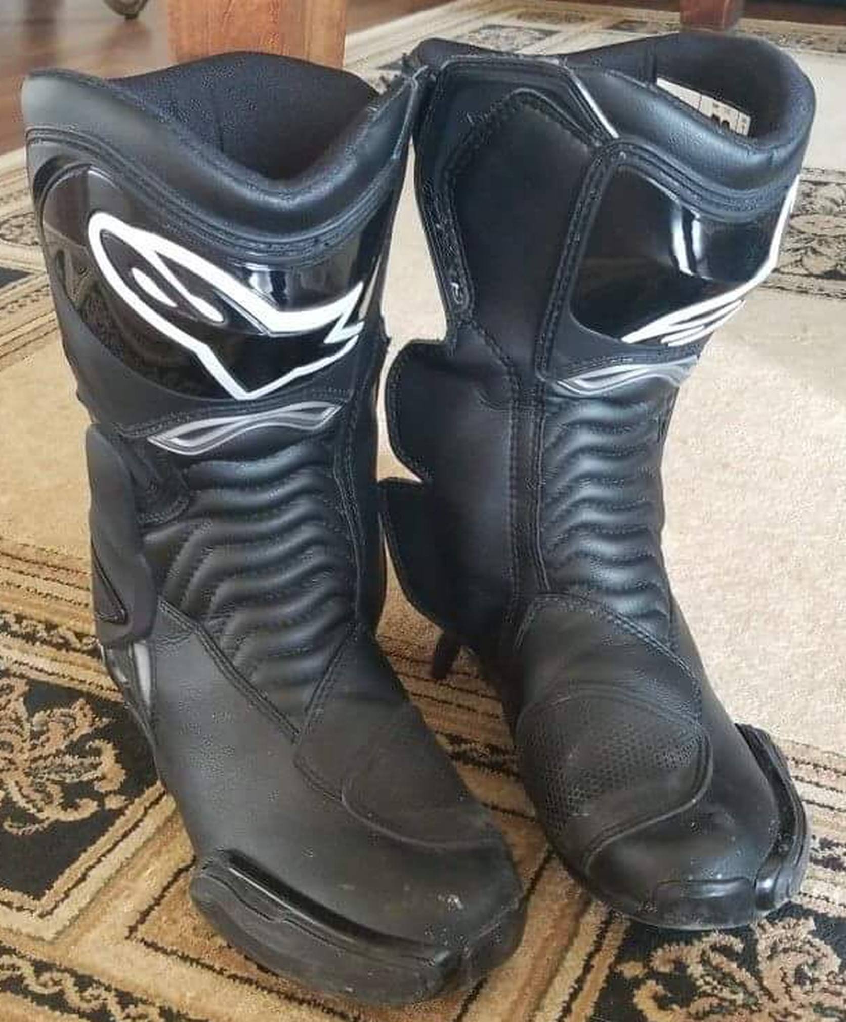 Rugged, stylized sport/MX mens boots, Alpinestars brand. Thick "drag pads" on the outside of the toes show wear.