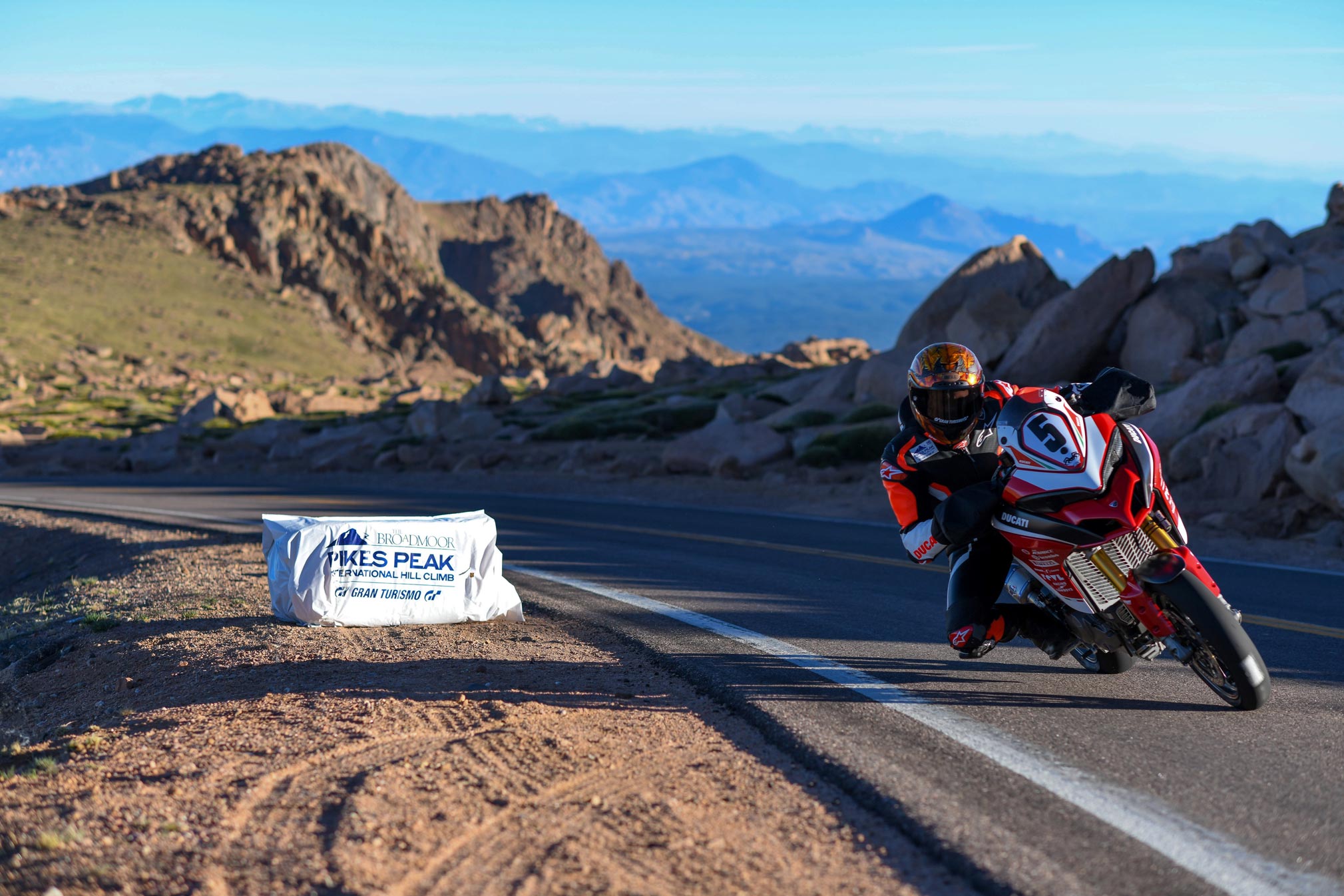 Pike's peak. Ducati Multistrada 1260 Pikes Peak. Pikes Peak International Hill Climb. Гонка в горах. Американская гонка в гору.