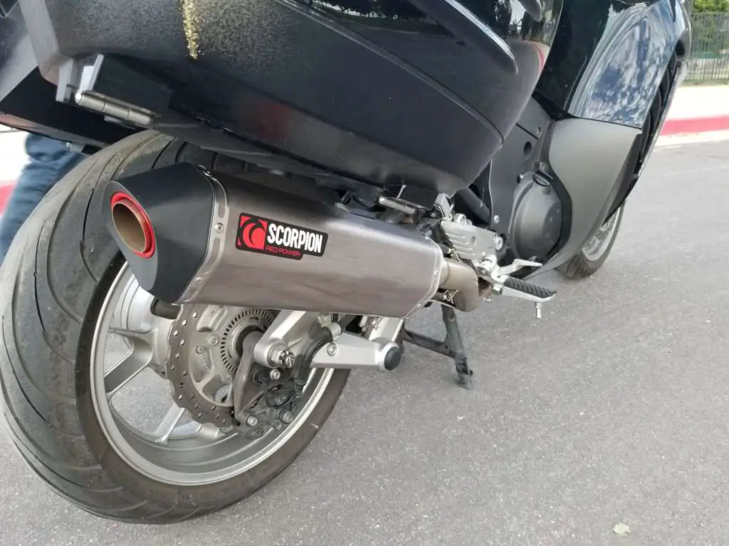 Pictures is the Scorpion RedPower exhaust at a wide distance. Prominent is the contrast between the finish, the endcap and the rivet bands that form the canister.