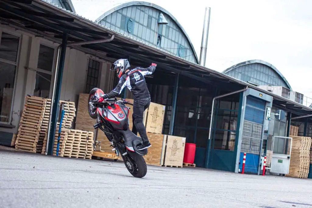 Inspiration Friday: Stunt Bike Urban Freestyle